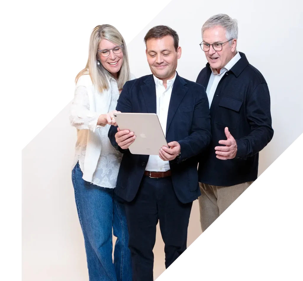 Alexander Pape zeigt Ergebnisse Immobilienanalyse Eigentümerpaar