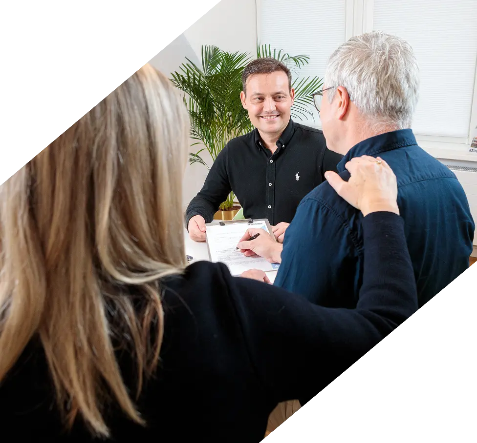 Eigentümer unterzeichnet Vertrag Alexander Pape Reinsbach Immobilien Göttingen