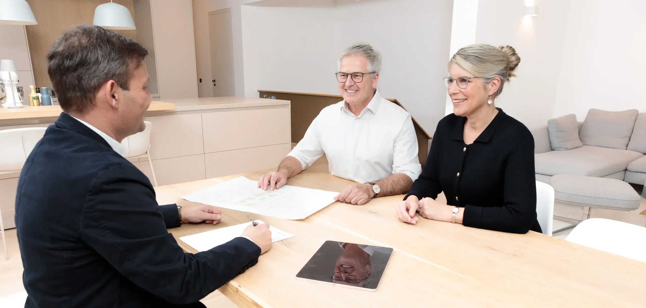 Alexander Pape berät Eigentümer in ihrer Wohnung zum Immobilienverkauf in Göttingen