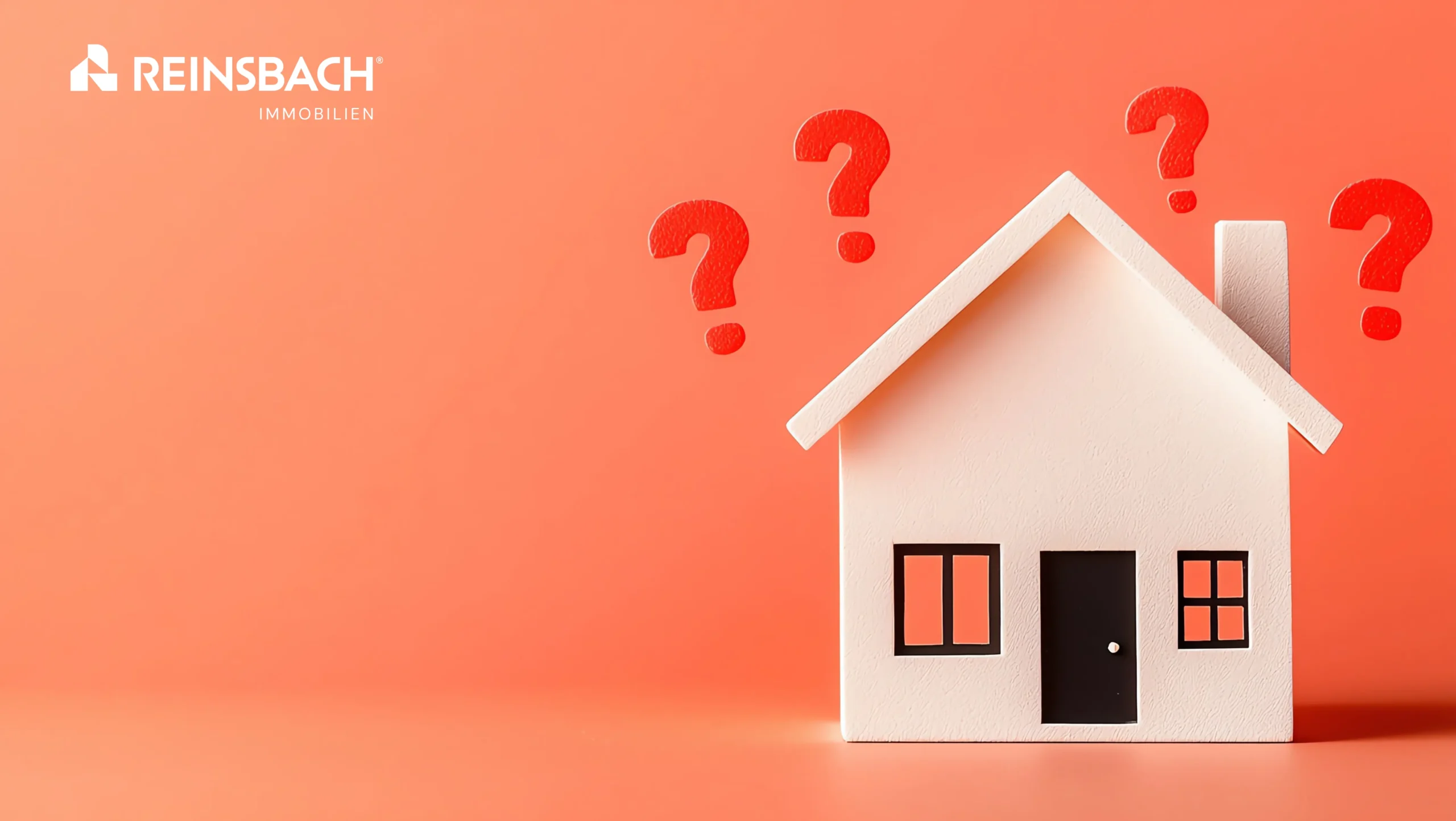 Weißes Haus vor lachsfarbenem Hintergrund mit schwebenden Fragezeichen über dem Dach – Symbol für Unsicherheiten beim Immobilienverkauf