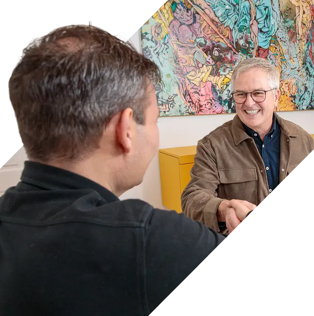 Alexander Pape mit Kunde Handschlag nach Immobilienverkauf