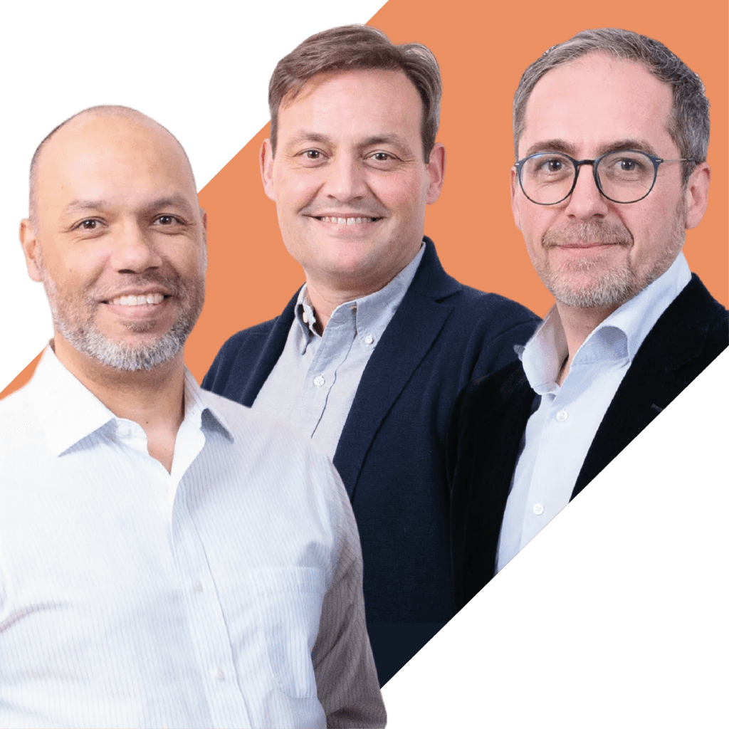 Drei Teammitglieder von Reinsbach Immobilien vor einem orange-weißen Hintergrund