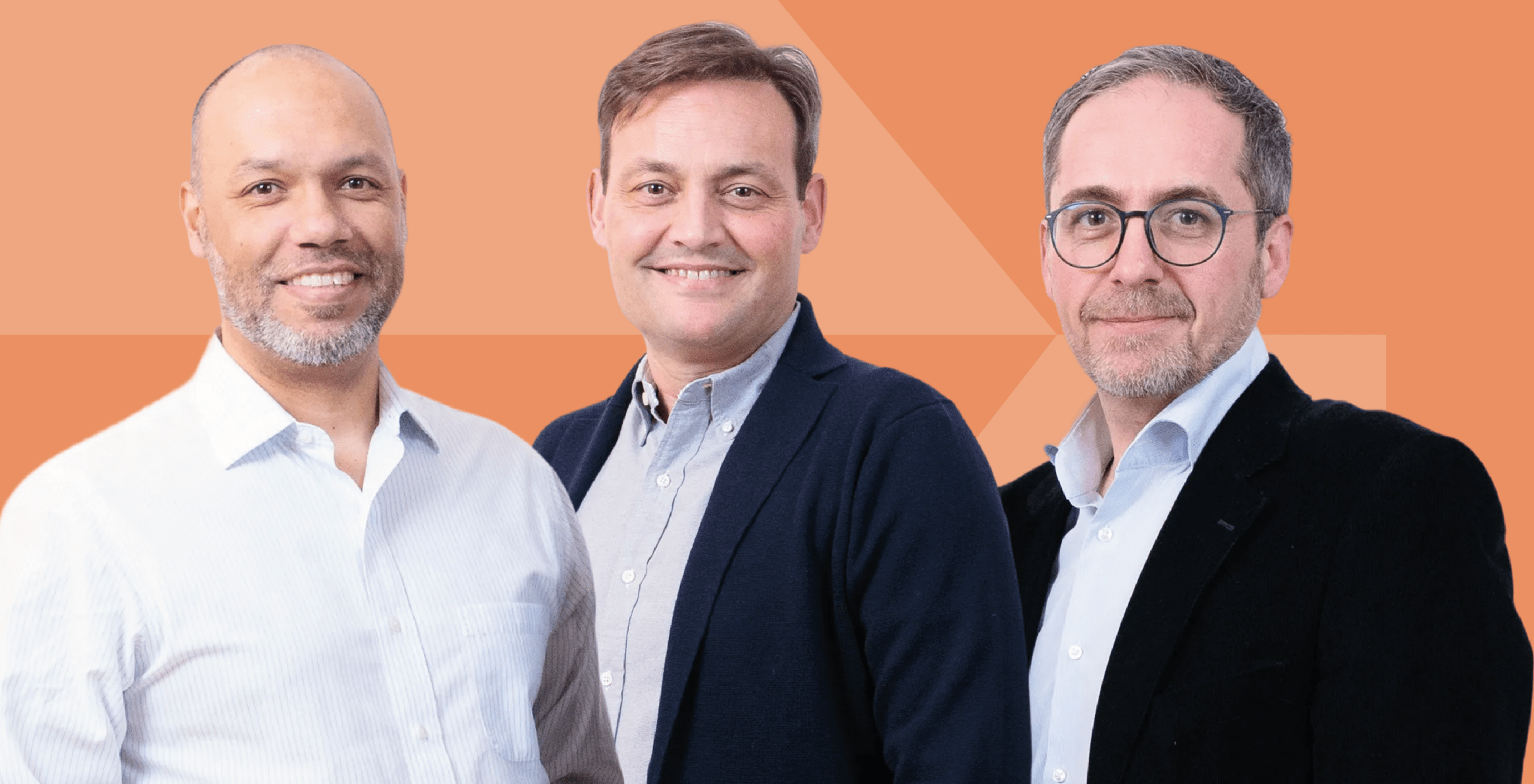 Drei Teammitglieder von Reinsbach Immobilien vor einem orangefarbenen Hintergrund